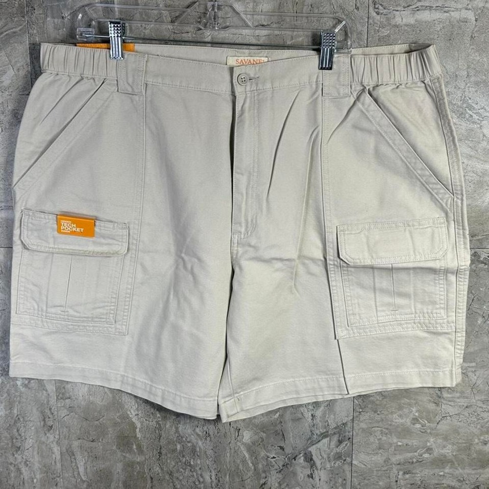 Cream cotton cargo‎ shorts with 2 front pockets and 2 back pockets Size 42 Mens
